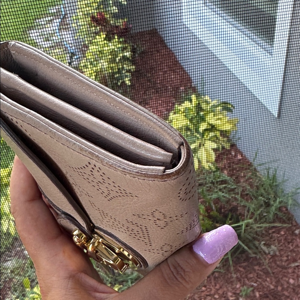 Authentic Louis Vuitton Iris Long Wallet Mahina Leather Monogram - Picture 10 of 13